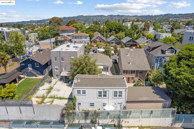 271 38Th St, Oakland CA: https://media.crmls.org/mediaz/e147be58-410d-4c37-b8e3-b532f951a9d9.jpg