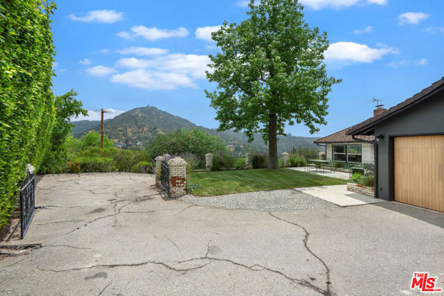 1741 Golf Club Drive, Glendale CA: https://media.crmls.org/mediaz/e1484798-bb8a-4adc-9f15-a349f52d33ad.jpg