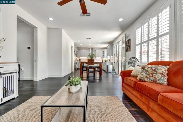 1033 LANTERN BAY, Hercules CA: https://media.crmls.org/mediaz/e14861d6-1e1b-4907-95d2-d082c1828852.jpg