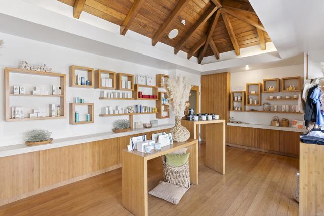 1552 Camino Del Mar, Del Mar CA: https://media.crmls.org/mediaz/e1488358-13e1-4d60-ac6b-99b1cac42369.jpg