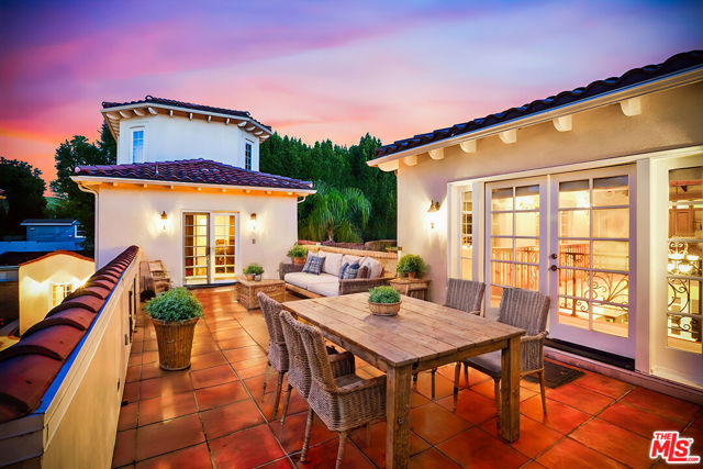 10655 Camarillo Street, Toluca Lake CA: https://media.crmls.org/mediaz/e1489d77-b31c-4d5f-89e5-c6d4e255f561.jpg