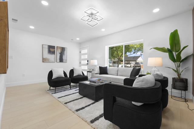 450 Lancaster Way, Redwood City CA: https://media.crmls.org/mediaz/e14a343e-82b9-4cc0-9fca-7edf21c120e5.jpg