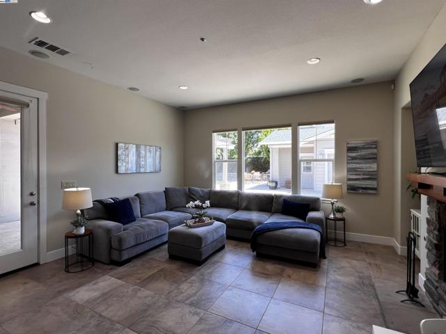 2344 Treadwell St, Livermore CA: https://media.crmls.org/mediaz/e14adda8-1c86-454a-b465-f2f15f52efaa.jpg