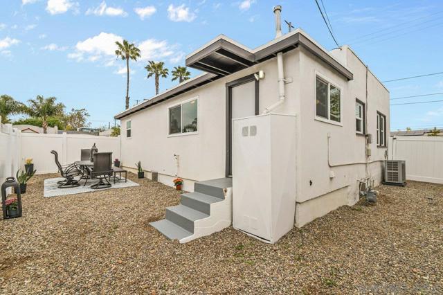 3195 Juniper St, San Diego CA: https://media.crmls.org/mediaz/e14af710-86c3-42c3-ac86-4bc895da6152.jpg