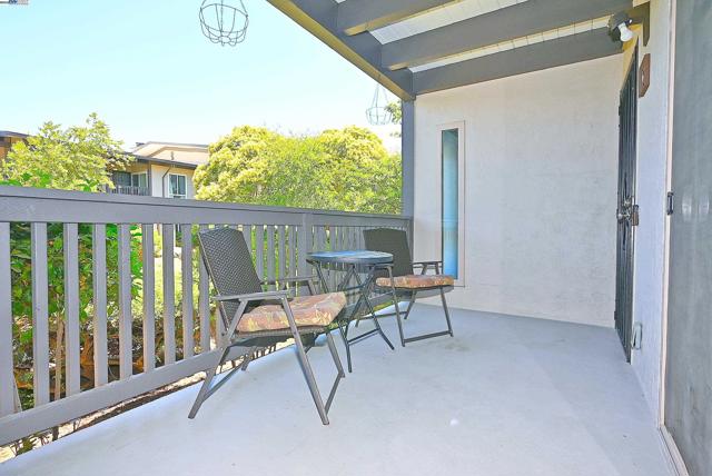 19100 Crest Ave, Castro Valley CA: https://media.crmls.org/mediaz/e14b5752-c356-4d6d-b647-a97ffcf5e888.jpg