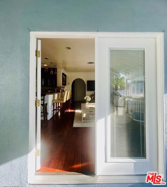 10704 Oro Vista Avenue, Sunland CA: https://media.crmls.org/mediaz/e14cd15c-38da-4dff-a985-62141c585523.jpg
