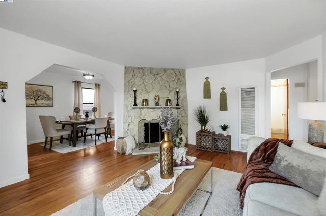 11132 Acalanes Dr, Oakland CA: https://media.crmls.org/mediaz/e14e0b14-4256-41e5-b2dc-8ffd90cc2c44.jpg