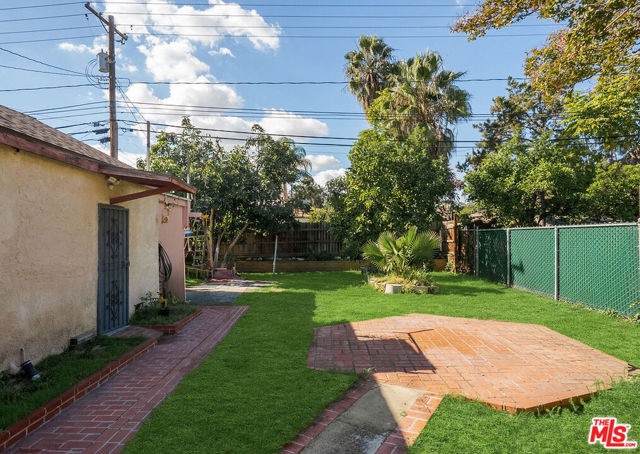 1831 N Buena Vista Street, Burbank CA: https://media.crmls.org/mediaz/e14e939a-bbe1-4160-9b7f-3c258b25b350.jpg