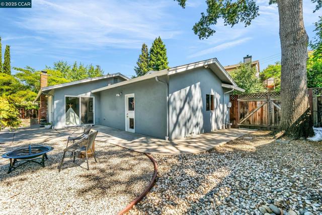 57 Jemco Ct, Pleasant Hill CA: https://media.crmls.org/mediaz/e14ed005-9300-4a45-959b-6e704ce4e1e1.jpg