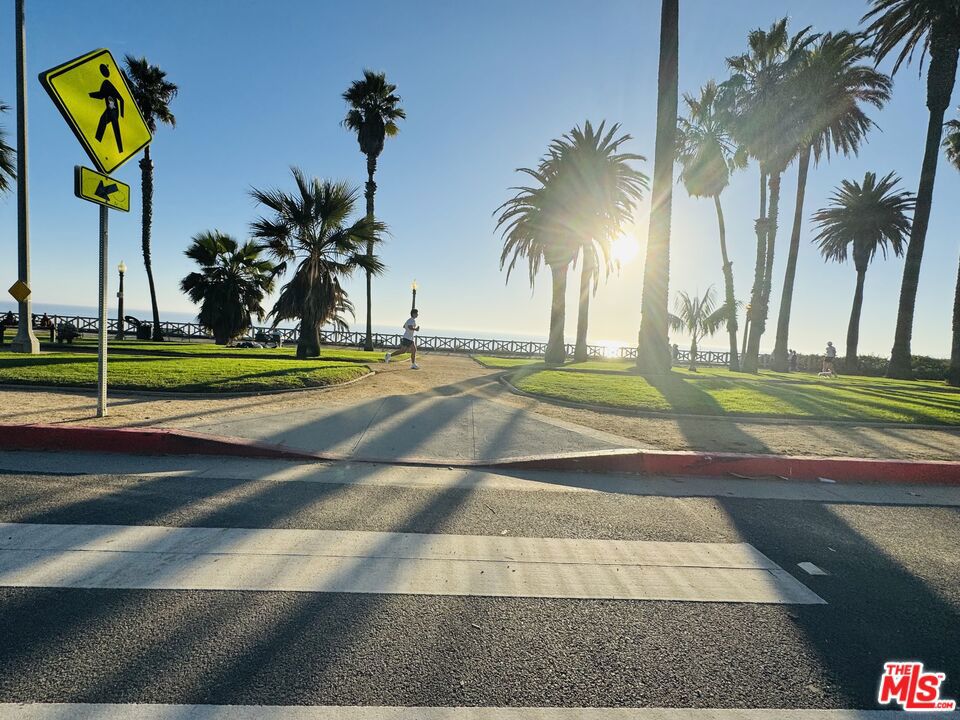 https://media.crmls.org/mediaz/e14ff4bd-aef1-48ff-a431-f0952012a459.jpg?preset=X-Large