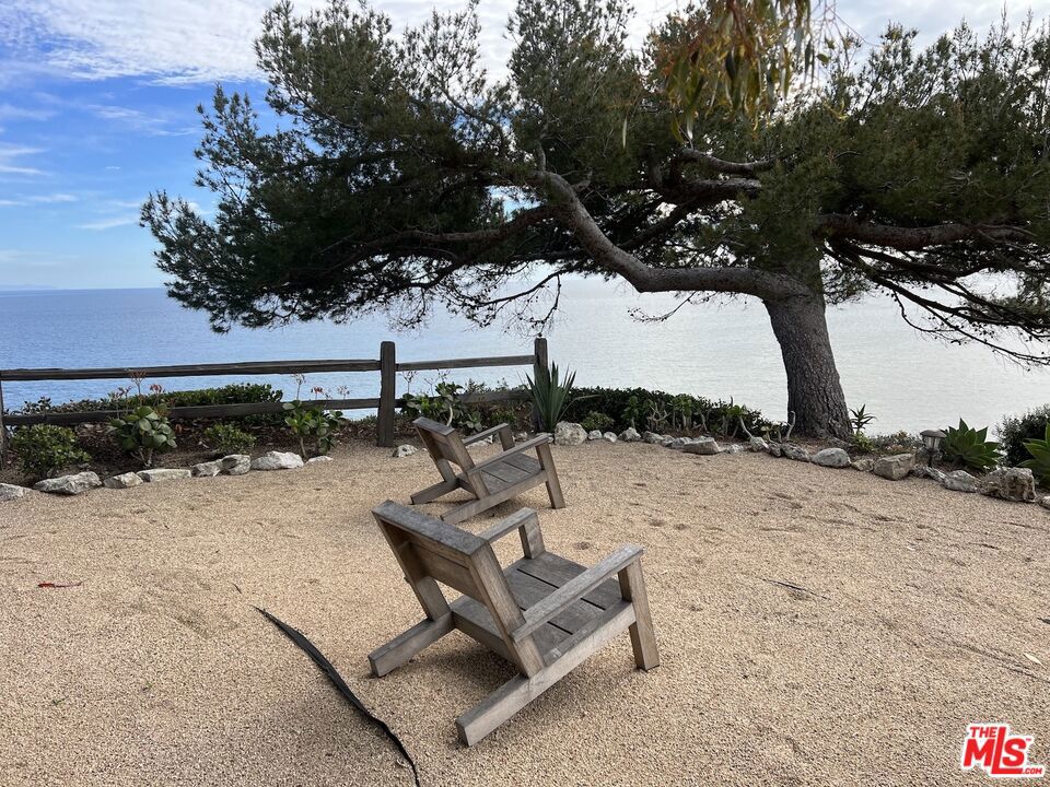 https://media.crmls.org/mediaz/e15167d6-e996-44ac-acd9-22897fea2927.jpg?preset=X-Large