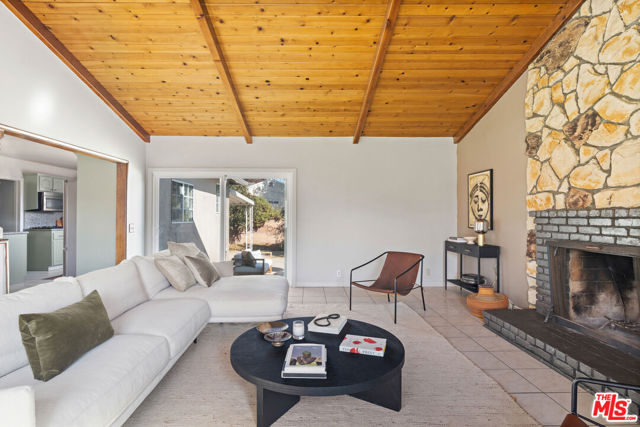 4242 Grand View Boulevard, Los Angeles CA: https://media.crmls.org/mediaz/e1524aa5-8f0e-4a8e-bb0d-e73b5ccf6aec.jpg