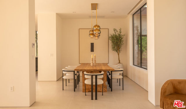 12752 Mulholland Drive, Beverly Hills CA: https://media.crmls.org/mediaz/e152f110-f5ba-4917-a4ce-9005f8c6e0b0.jpg