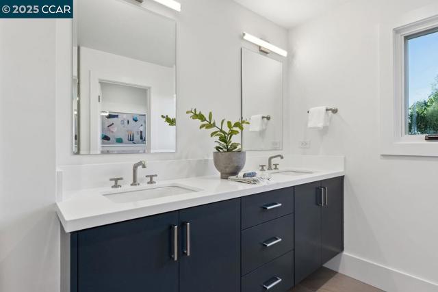625 Sky Hy Cir, Lafayette CA: https://media.crmls.org/mediaz/e153054e-10e3-40cb-8ccb-3bd0e716d7d0.jpg