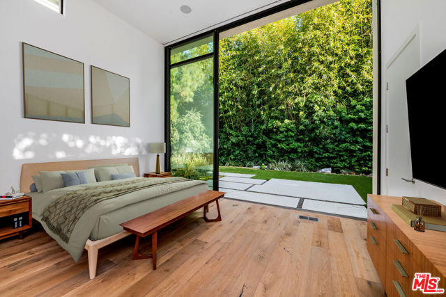 1010 N Rexford Drive, Beverly Hills CA: https://media.crmls.org/mediaz/e15378bf-e949-42cb-96c4-c8a82fb5f0ce.jpg