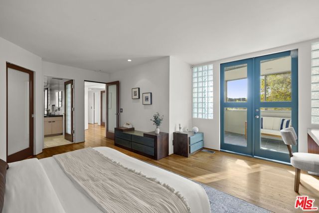 2980 Hollyridge Drive, Los Angeles CA: https://media.crmls.org/mediaz/e153bc0d-8ff6-4a17-85b4-db09932945b1.jpg