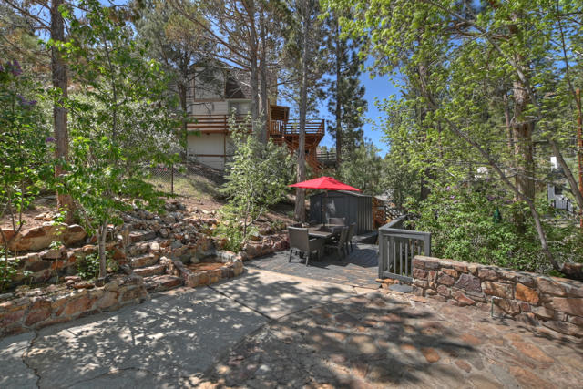 300 E Aeroplane Boulevard, Big Bear CA: https://media.crmls.org/mediaz/e1550fbd-62f4-43eb-9db7-a09638d1b902.jpg