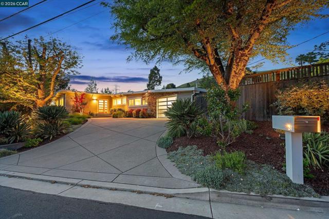 31 Ivy Dr, Orinda CA: https://media.crmls.org/mediaz/e15544ee-7209-4a8d-b138-e4ef97ce34f2.jpg