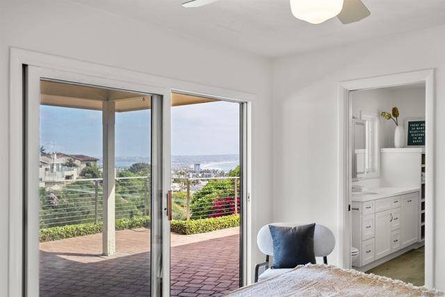 951 Skylark Dr, La Jolla CA: https://media.crmls.org/mediaz/e155aedf-3c65-4fb5-b8de-a5ccb0d666fe.jpg