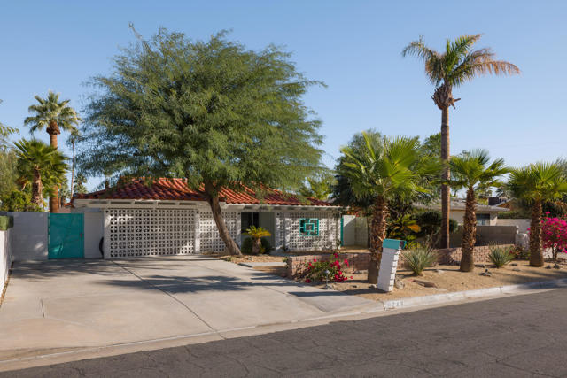 748 N Calle Rolph, Palm Springs CA: https://media.crmls.org/mediaz/e155f695-316b-41ac-a0d7-4e56a1fcc5c7.jpg