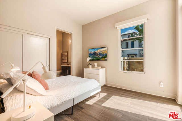 13042 W North Icon Circle, Playa Vista CA: https://media.crmls.org/mediaz/e1566e6a-d920-4cf3-8445-8add2d014214.jpg