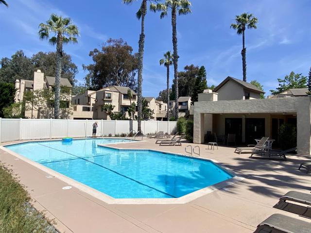 Detail Gallery Image 6 of 13 For 3252 via Marin #9,  La Jolla,  CA 92037 - 2 Beds | 2/1 Baths