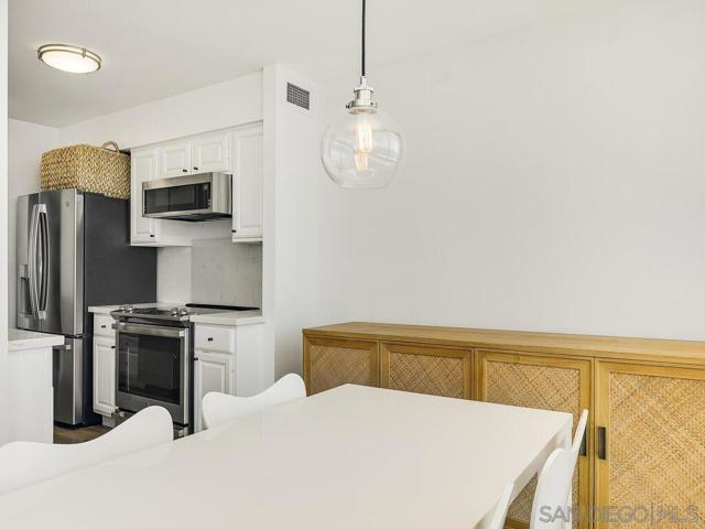 1760 Avenida del Mundo, Coronado CA: https://media.crmls.org/mediaz/e1573553-33cc-4d6b-8ec2-6476cb4fa523.jpg