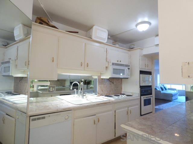 939 Coast Blvd, La Jolla CA: https://media.crmls.org/mediaz/e157795e-920e-4a8b-88b2-fb2cdec0ce44.jpg