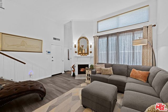 21901 Lassen Street, Chatsworth CA: https://media.crmls.org/mediaz/e1585fb1-3bdf-4ae2-bb62-6bc62efd4b9a.jpg