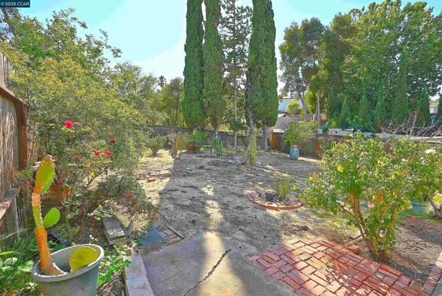 2156 MONTEREY AVENUE, Martinez CA: https://media.crmls.org/mediaz/e15913f5-9f76-4bc5-b134-3134547c13e7.jpg