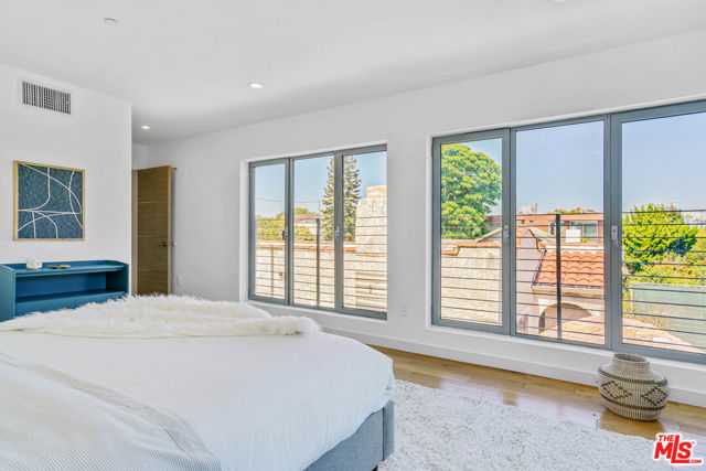 809 Brooks Avenue, Venice CA: https://media.crmls.org/mediaz/e159f8f2-8846-4e06-9523-85222aaf4443.jpg