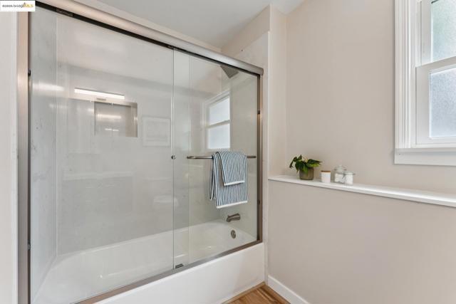1057 Arlington Blvd, El Cerrito CA: https://media.crmls.org/mediaz/e15b4fec-3561-4814-b799-3ab4c051a665.jpg