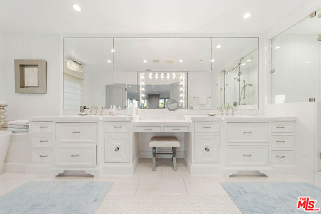 1380 Summitridge Place, Beverly Hills CA: https://media.crmls.org/mediaz/e15b6ae5-7932-4b93-8262-930919b3ec30.jpg