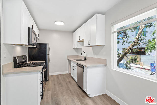 1411 Innes Place, Venice CA: https://media.crmls.org/mediaz/e15b7de3-cbe0-42b7-88d0-e005b5b7473c.jpg