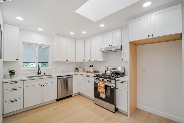 18760 Sandy Rd, Castro Valley CA: https://media.crmls.org/mediaz/e15bcdff-a23a-473e-af8c-1811ab6dcc58.jpg