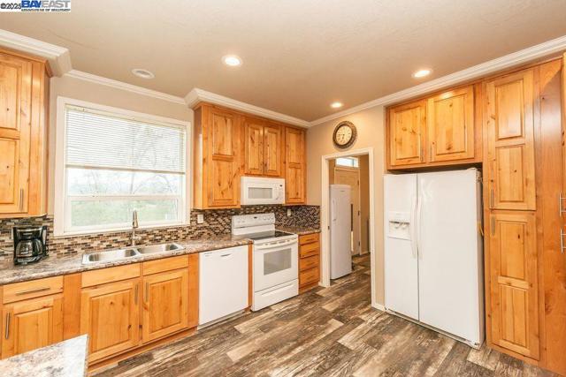 21679 Squaw Grass Trail, Redding CA: https://media.crmls.org/mediaz/e15c5c38-874f-423d-b51b-17b169498768.jpg