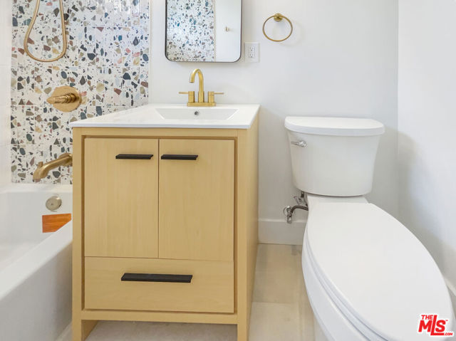 2909 10th Street, Santa Monica CA: https://media.crmls.org/mediaz/e15cde7b-29da-4db7-b37f-43b12f3a4081.jpg