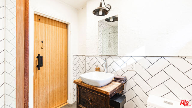 4707 Bedel Street, Woodland Hills CA: https://media.crmls.org/mediaz/e15d09a2-f565-4897-8467-3b64cc579f09.jpg