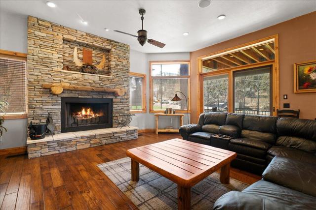 1215 Wolf Creek Court, Big Bear CA: https://media.crmls.org/mediaz/e15dd8c1-5a52-4c99-a8b5-0d367d8f25b9.jpg