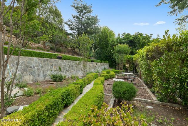 1561 Lookout Drive, Agoura Hills CA: https://media.crmls.org/mediaz/e15e3eb0-4f73-41ce-bf26-65031a19c409.jpg