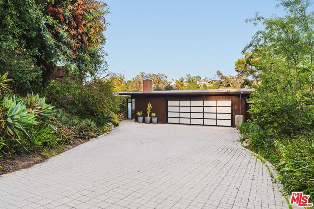 2718 Claray Drive, Los Angeles CA: https://media.crmls.org/mediaz/e15ebfa6-17af-4fea-a6c9-b6ccd74e6008.jpg