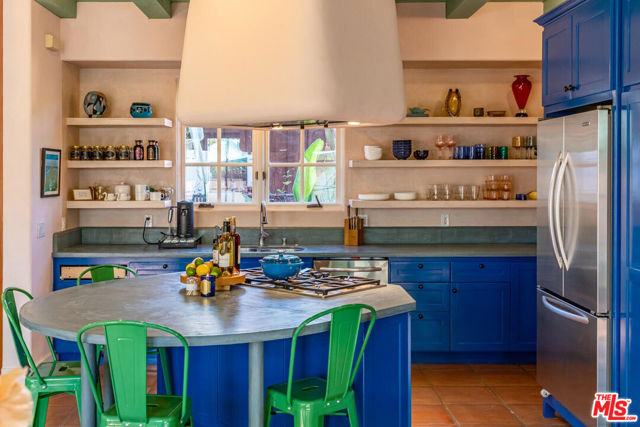 202 Canada Street, Ojai CA: https://media.crmls.org/mediaz/e15f1ade-7363-4fd6-a120-964f7296d51b.jpg