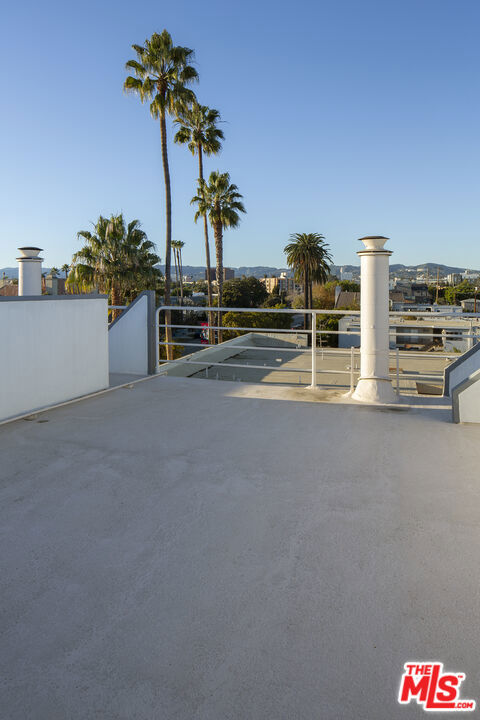 11699 Brookhaven Avenue, Los Angeles CA: https://media.crmls.org/mediaz/e15f4a40-ab00-48a8-9127-9e09f3f60e01.jpg