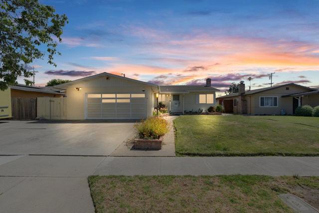 582 E Alvin Drive, Salinas CA: https://media.crmls.org/mediaz/e15f7900-30ac-41d9-a271-73a2458c1233.jpg