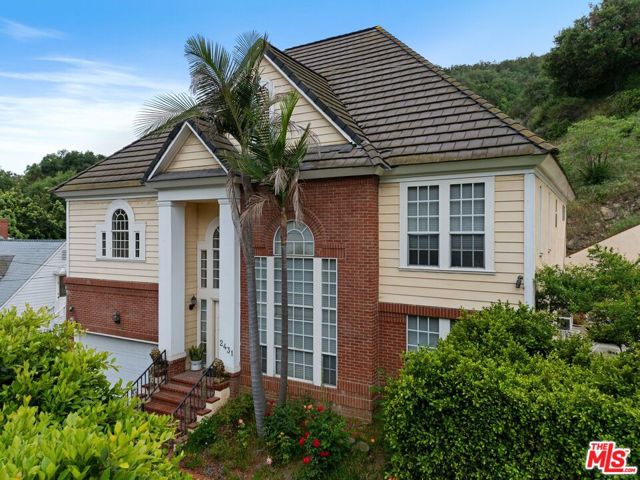 2431 Benedict Canyon Drive, Beverly Hills CA: https://media.crmls.org/mediaz/e1610c7c-ac8d-48f0-b9b7-adfe80afe17c.jpg