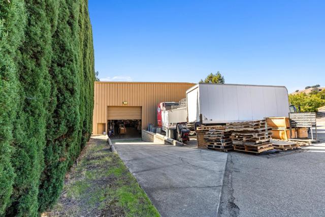 1995 Old Calaveras Road, Milpitas CA: https://media.crmls.org/mediaz/e161e995-1422-47cc-a3c0-bae129571da9.jpg