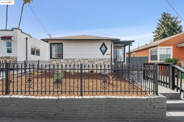2640 77th Ave, Oakland CA: https://media.crmls.org/mediaz/e1624a61-8e7a-4115-a68c-3af09bbfd795.jpg