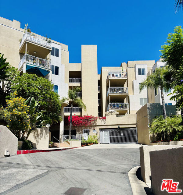 2222 N Beachwood Drive, Los Angeles CA: https://media.crmls.org/mediaz/e16271d8-e580-43b7-91b5-243c1a119d15.jpg