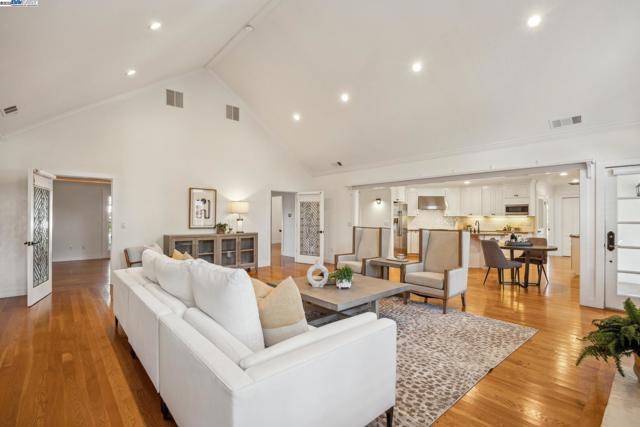 628 Saint Mary St, Pleasanton CA: https://media.crmls.org/mediaz/e1628e5f-1518-4fdf-9e33-4aa3c0bf5973.jpg