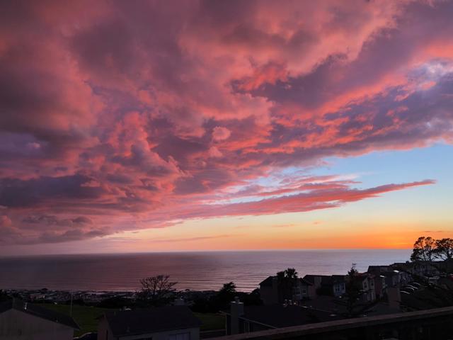 226 Crestmoor Circle, Pacifica CA: https://media.crmls.org/mediaz/e162ce3f-5d21-40b2-b522-f9e300fd9b4e.jpg